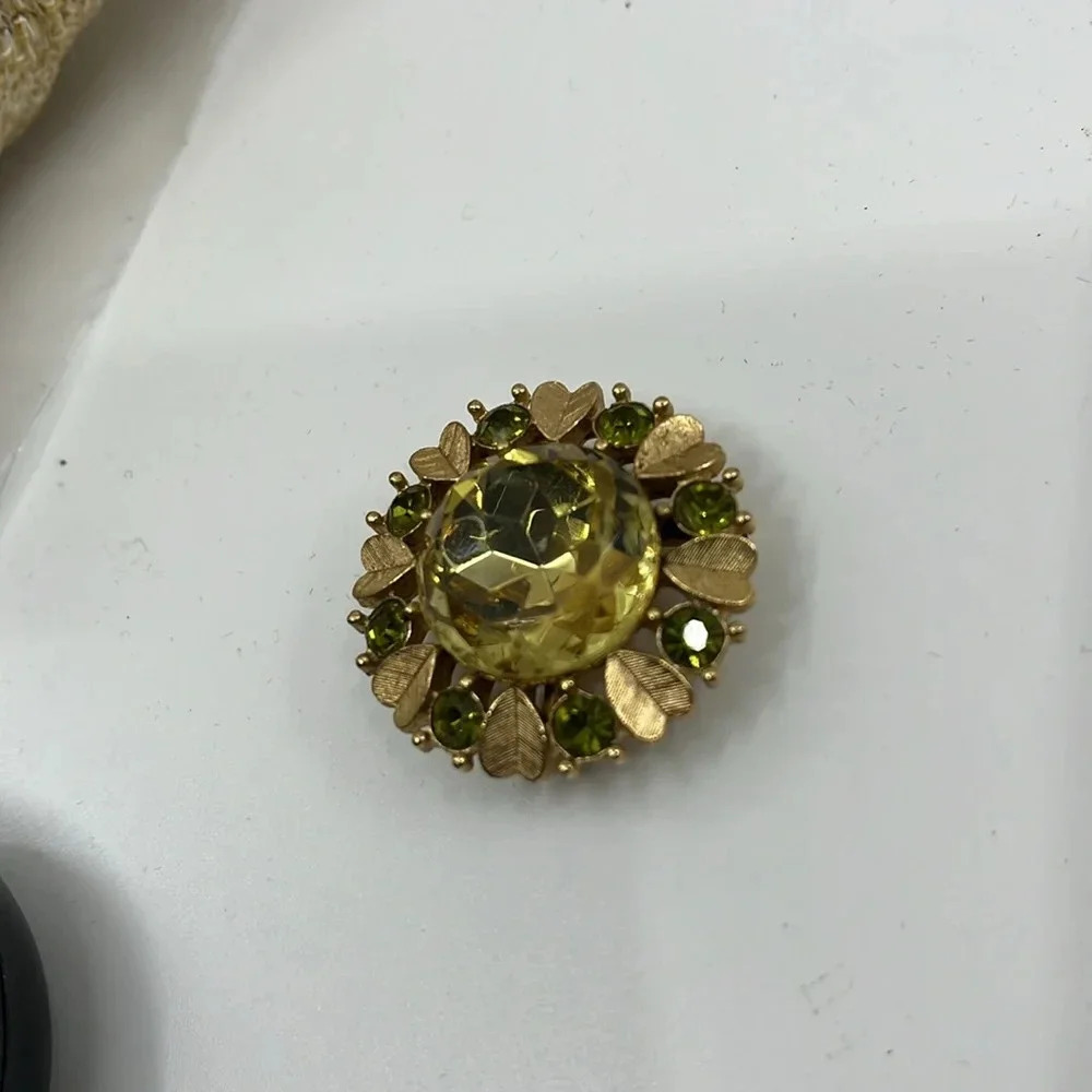 Vintage Avon Gold-Tone Flower Pin with Citrine & Peridot Rhinestones - Picture 1 of 8